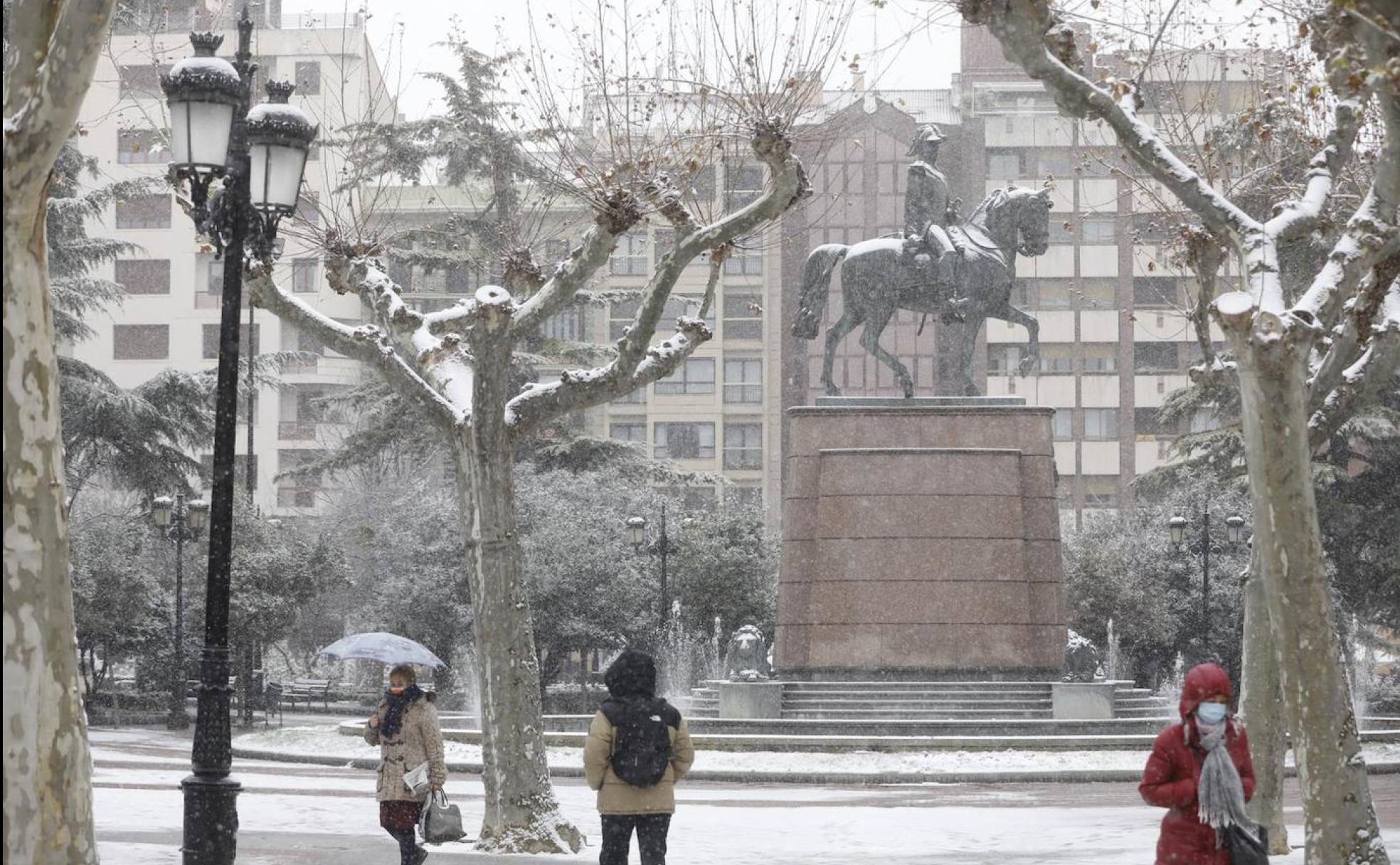 Aspecto del Paseo del Espolón con la nieve. 