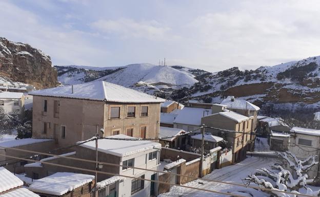 Imagen principal - En Cervera todavía hay mucha capa de nieve