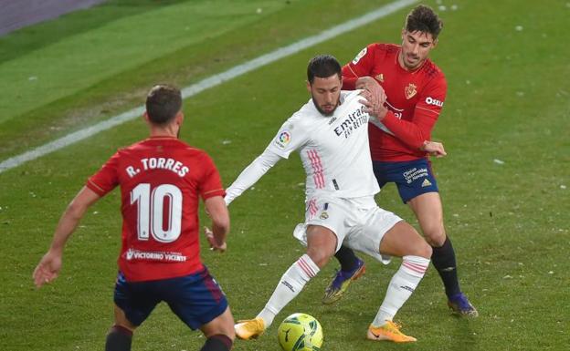 Hazard, rodeado por dos jugadores de Osasuna. 