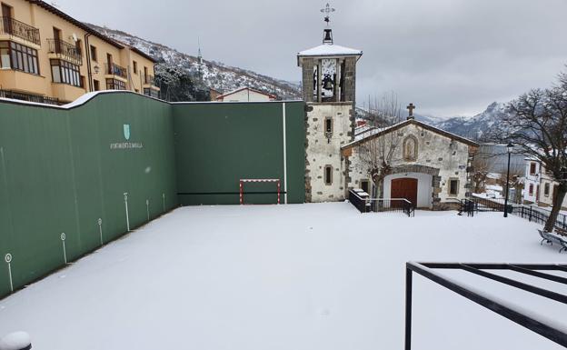 Mansilla de la Sierra. No nieva pero hace in viento helador de -6 grados. Fotos de JM Menéndez