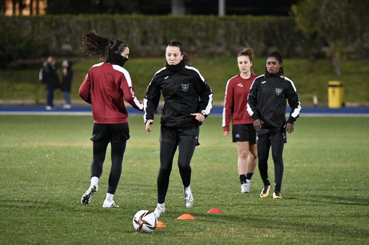 Las jugadoras del EDF Logroño, Inés, Cazalla, Elloh y Ana, en el entrenamiento previo al partido de esta tarde. 