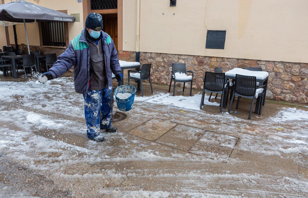 Un operario esparce sal en una calle de Uruñuela el pasado domingo. 