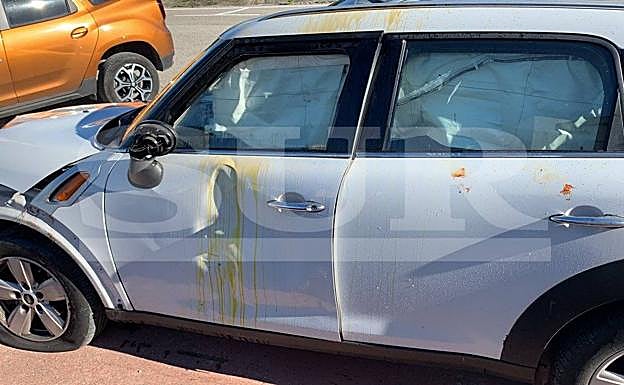 Imagen principal - Buscan a un hombre por arrojar ácido a su novia y a una amiga