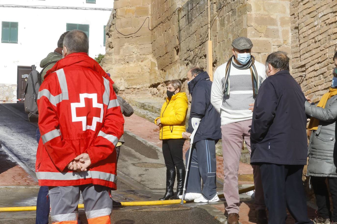 Un incendio ha afectado por completo a varias viviendas en Sojuela. 