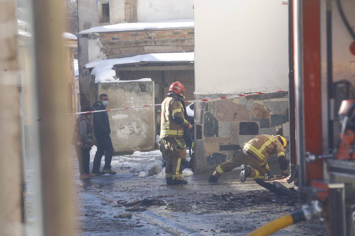 Un incendio ha afectado por completo a varias viviendas en Sojuela. 