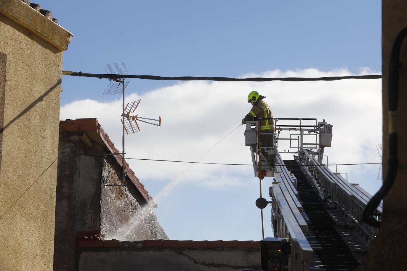 Un incendio ha afectado por completo a varias viviendas en Sojuela. 