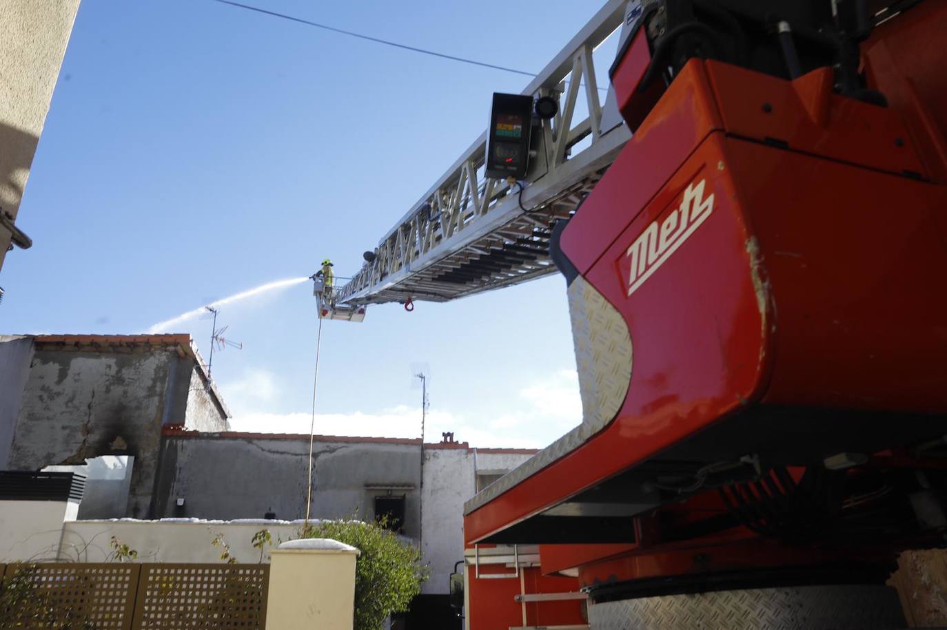 Un incendio ha afectado por completo a varias viviendas en Sojuela. 