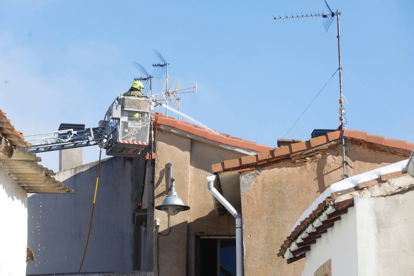 Un incendio ha afectado por completo a varias viviendas en Sojuela. 