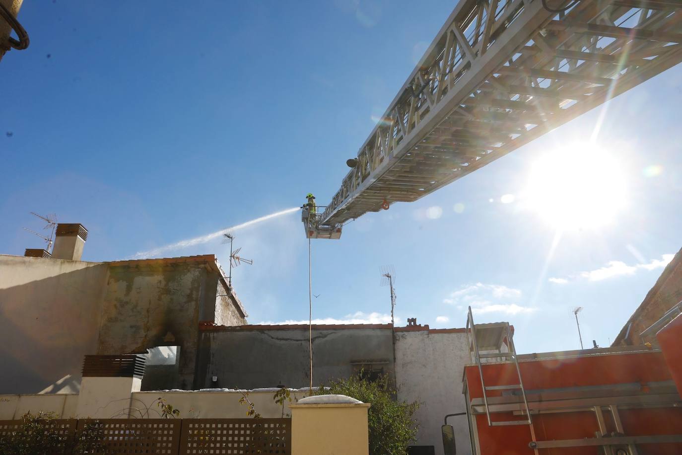 Un incendio ha afectado por completo a varias viviendas en Sojuela. 