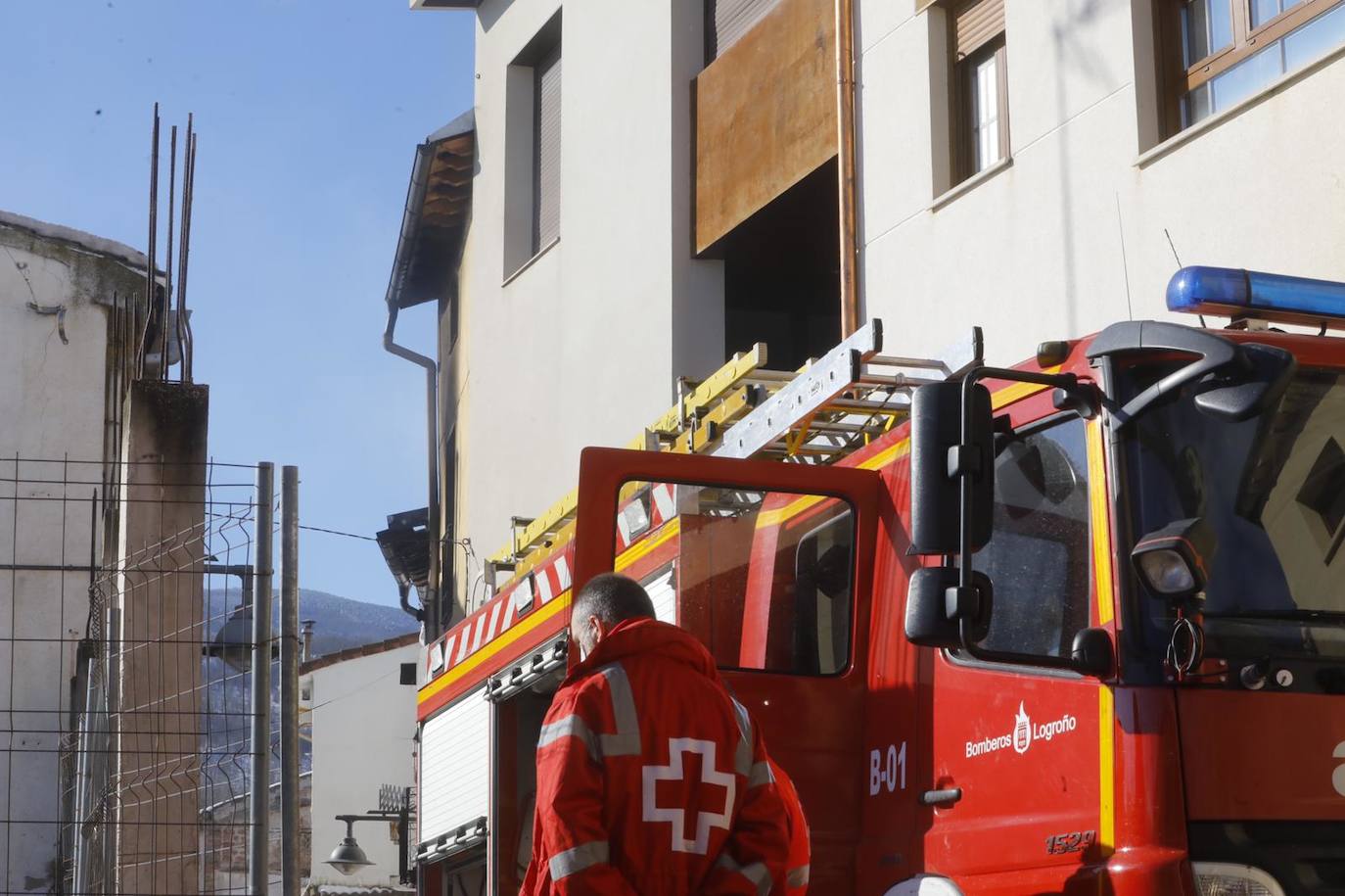 Un incendio ha afectado por completo a varias viviendas en Sojuela. 