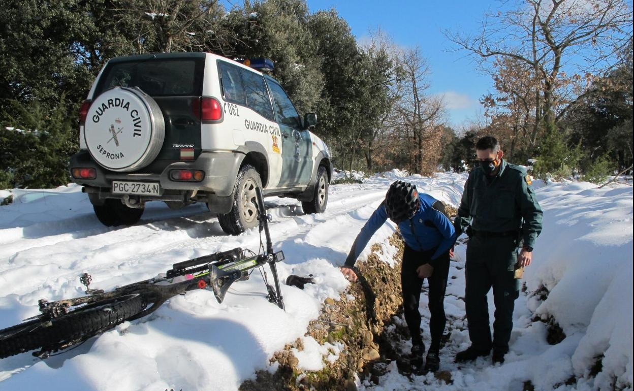 El SEPRONA auxilia a un ciclista herido tras sufrir una caída