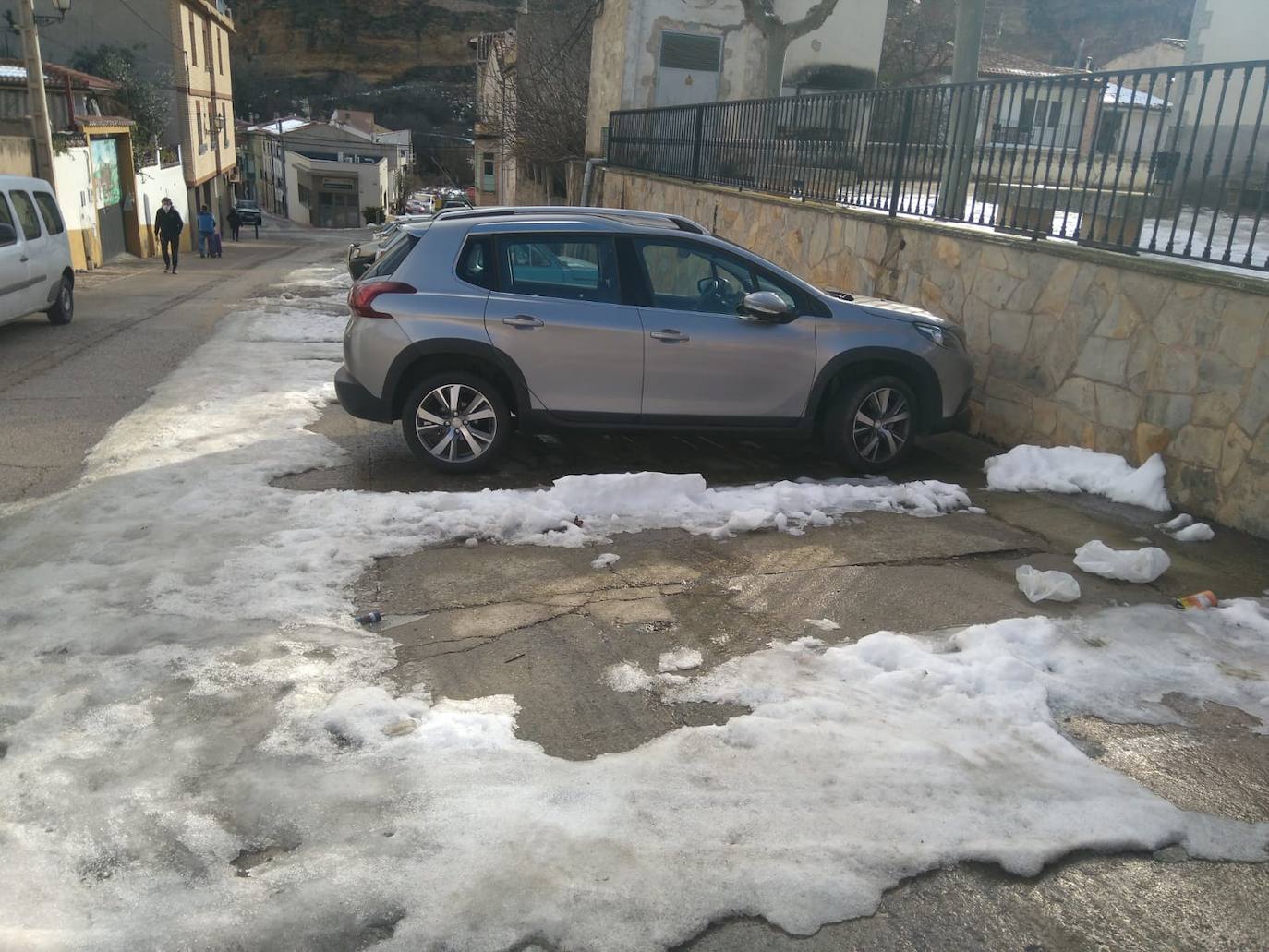 Casi una semana después de la intensa nevada, el hielo sigue cubriendo una parte de las calles de Cervera del Río Alhama. 