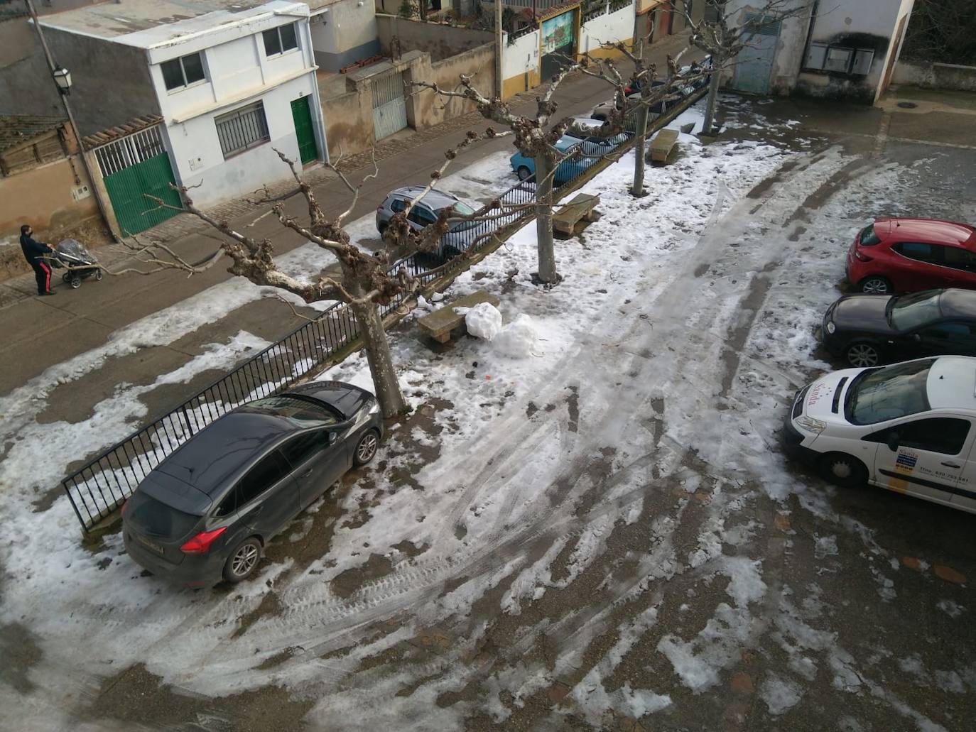 Casi una semana después de la intensa nevada, el hielo sigue cubriendo una parte de las calles de Cervera del Río Alhama. 