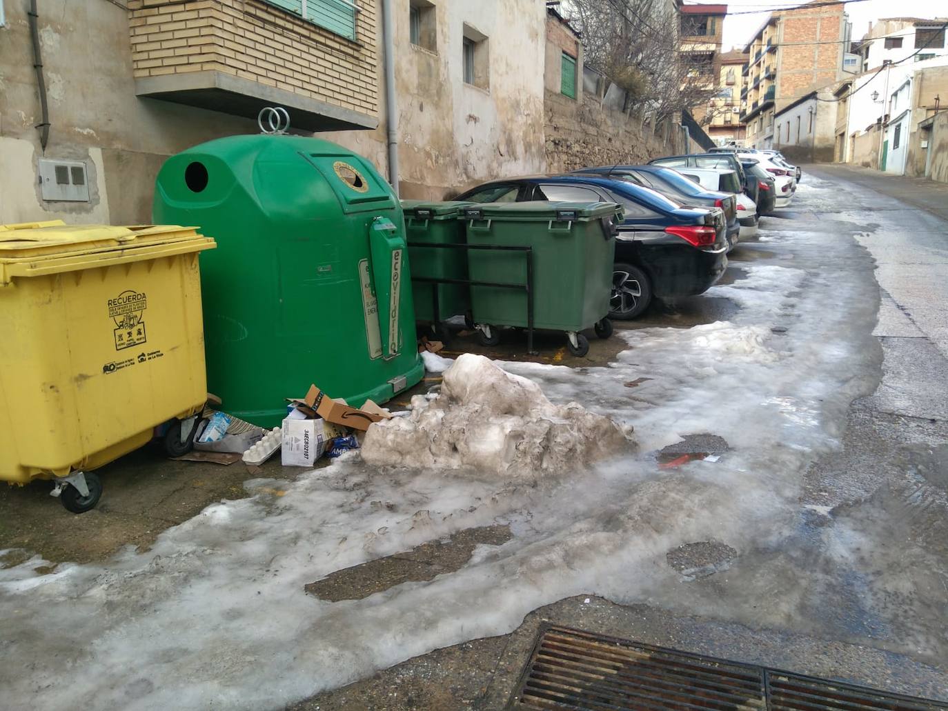 Casi una semana después de la intensa nevada, el hielo sigue cubriendo una parte de las calles de Cervera del Río Alhama. 