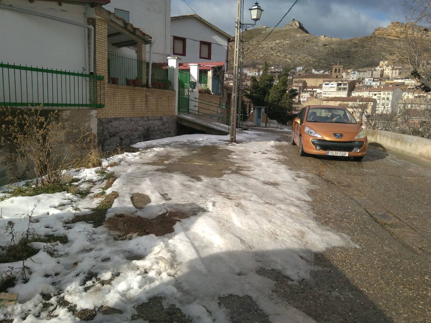 Casi una semana después de la intensa nevada, el hielo sigue cubriendo una parte de las calles de Cervera del Río Alhama. 