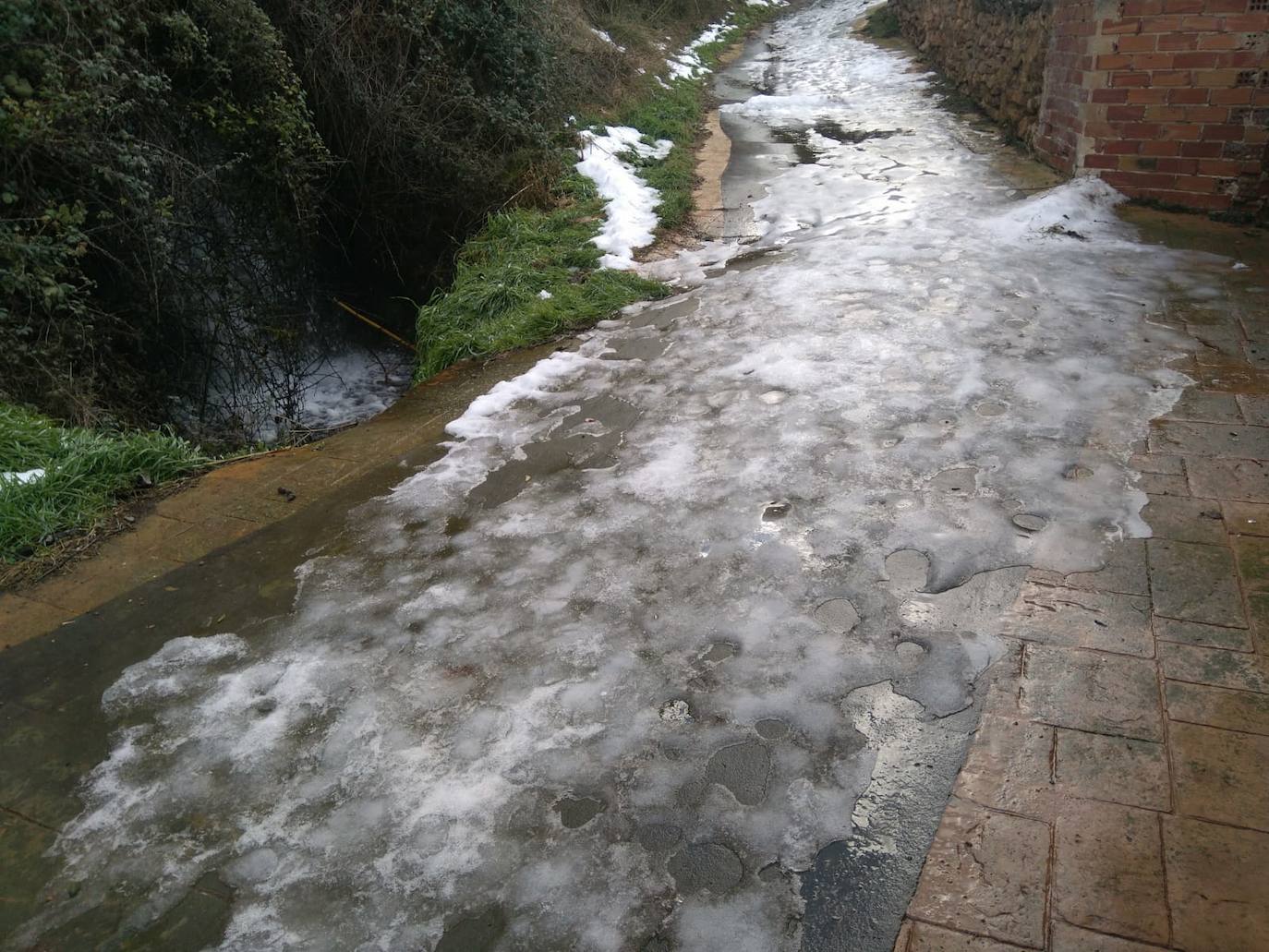 Casi una semana después de la intensa nevada, el hielo sigue cubriendo una parte de las calles de Cervera del Río Alhama. 