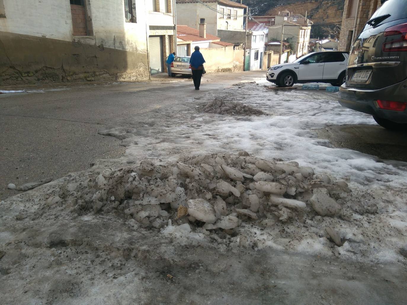Casi una semana después de la intensa nevada, el hielo sigue cubriendo una parte de las calles de Cervera del Río Alhama. 