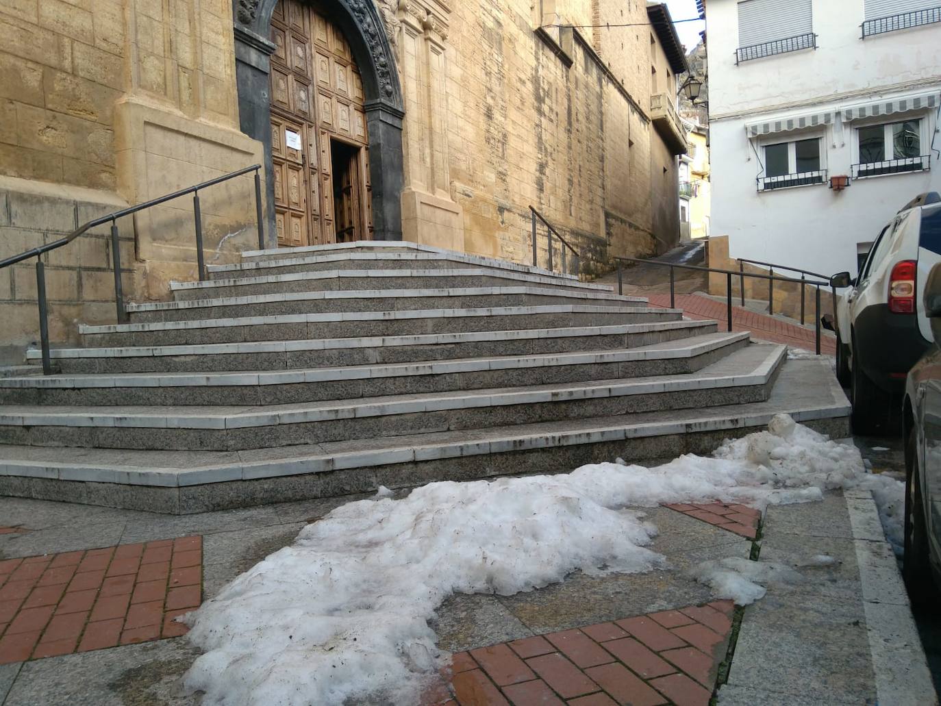 Casi una semana después de la intensa nevada, el hielo sigue cubriendo una parte de las calles de Cervera del Río Alhama. 