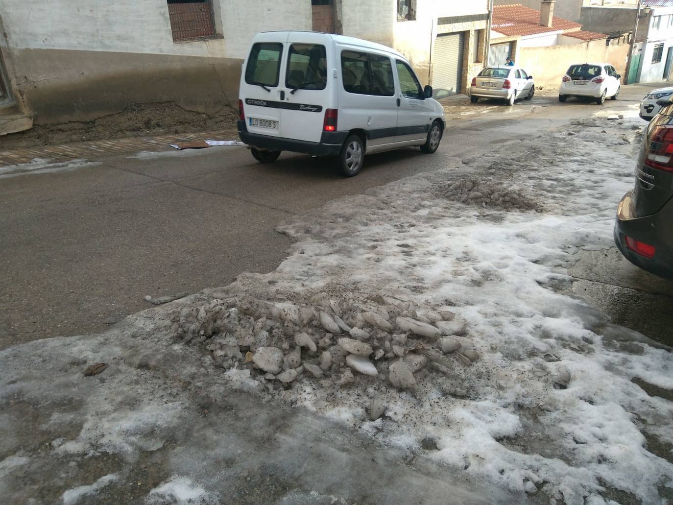 Casi una semana después de la intensa nevada, el hielo sigue cubriendo una parte de las calles de Cervera del Río Alhama. 