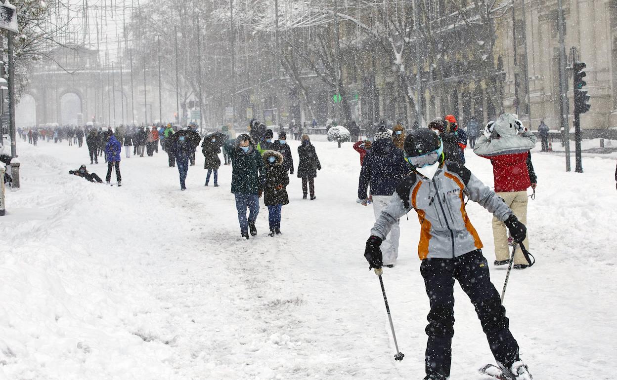 La copiosa nevada caída en Madrid movió a algunos a coger los esquís. 