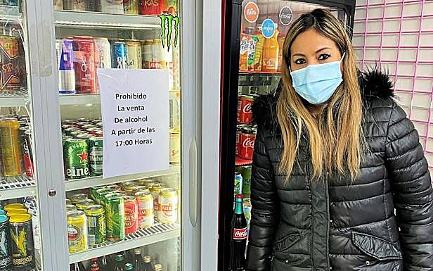 Alicia, dueña de la tienda de chucherías Dulces Piolín de Haro.
