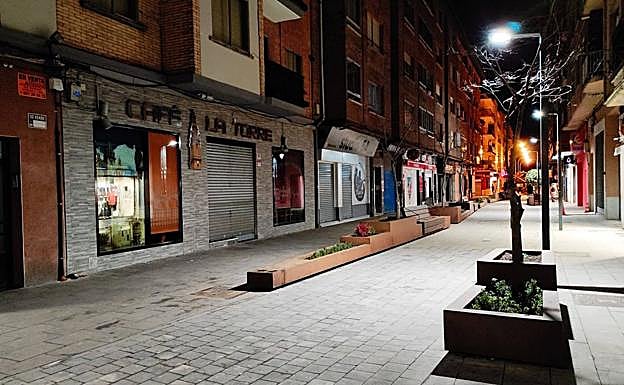 La comercial y hostelera calle Madrid de Santo Domingo, vacía.