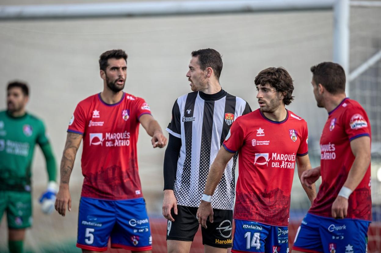 Imagen del partido de la primera vuelta, en el que el Calahorra ganó por 0-1 en El Mazo. 
