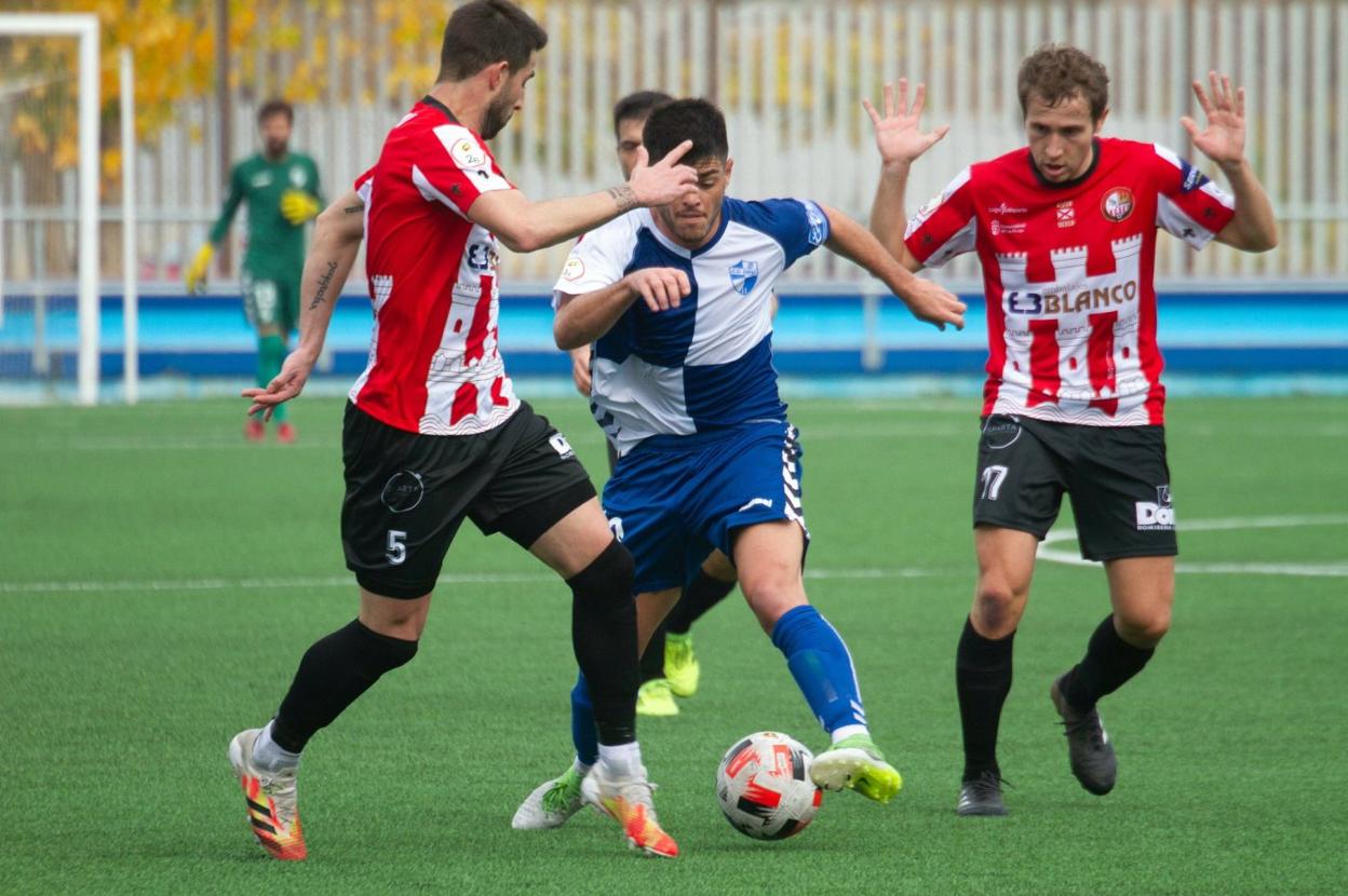 El blanquirrojo Chacón defiende a un jugador del Ebro durante el partido de la primera vuelta. 