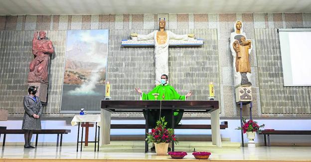 El carmelita descalzo Ajay Nazareth, ayudado por una feligresa, este domingo en la parroquia de Nuestra Señora del Carmen, en Logroño.