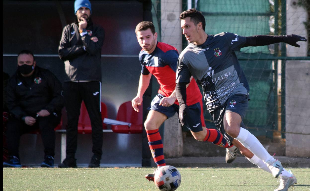 Naceur, en el partido ante el Vianés, perseguido por Santi. 