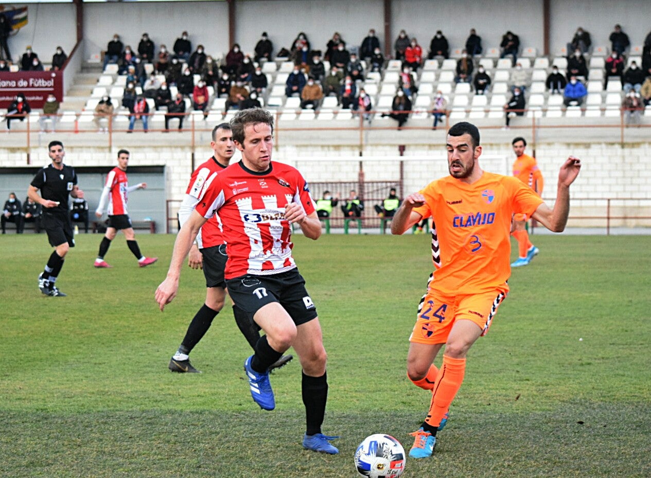 Javito, uno de los goleadores de la tarde, pelea por el esférico con un rival. 
