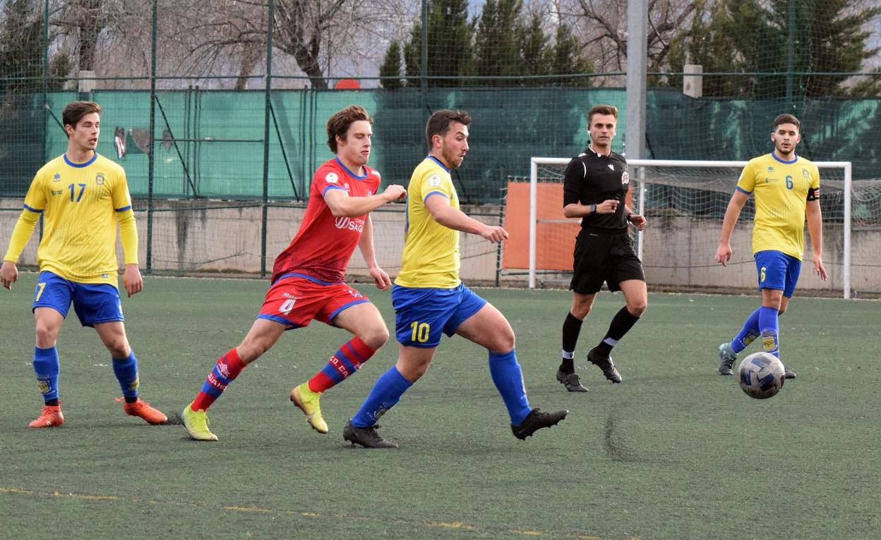 Ausejo va a por el balón ante la presión calagurritana. 