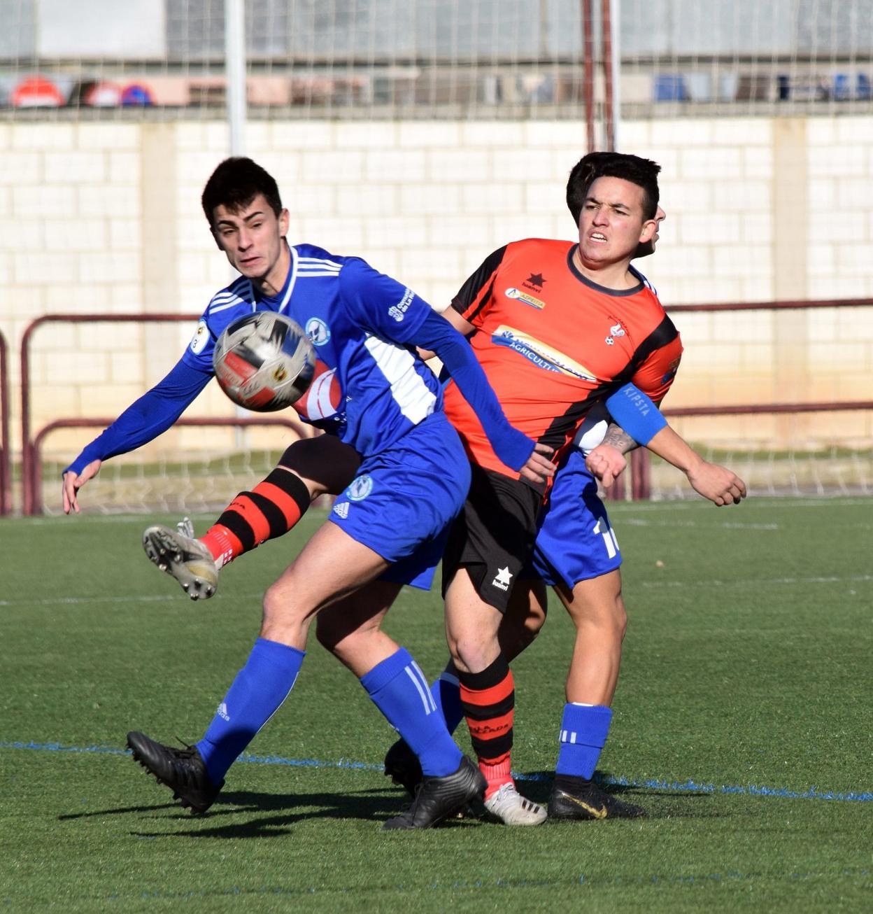 El calceatense Juanjo pugna por un balón con un rival. 