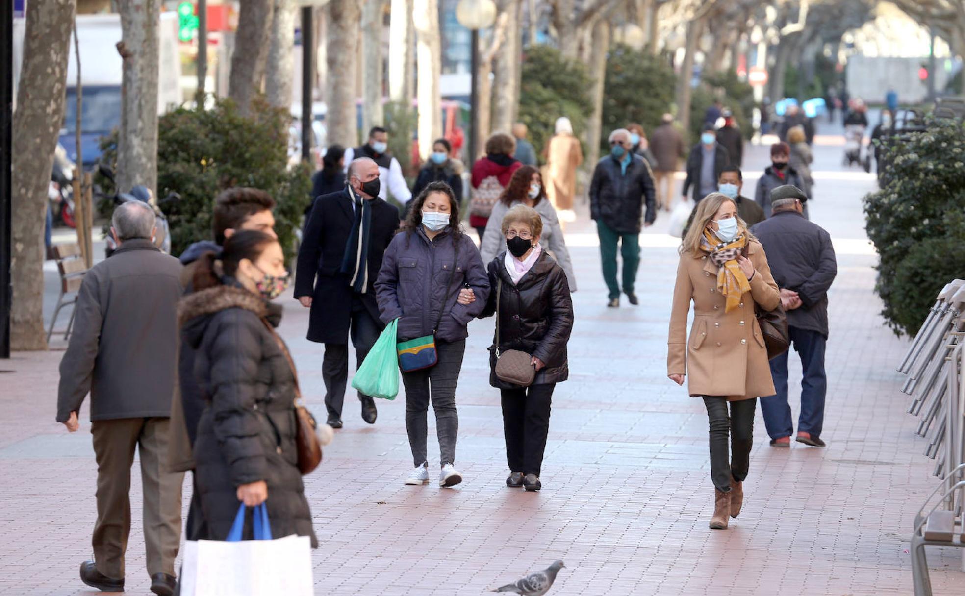 Imagen de vecinos de Logroño paseando por las calles de la capital. 