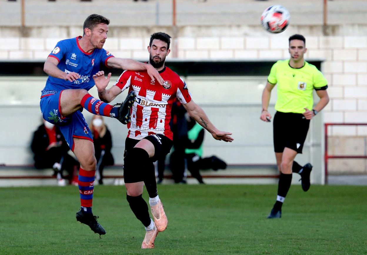 Tarsi y Chacón, en un momento del partido que midió al Calahorra y la SDL en la primera vuelta. 