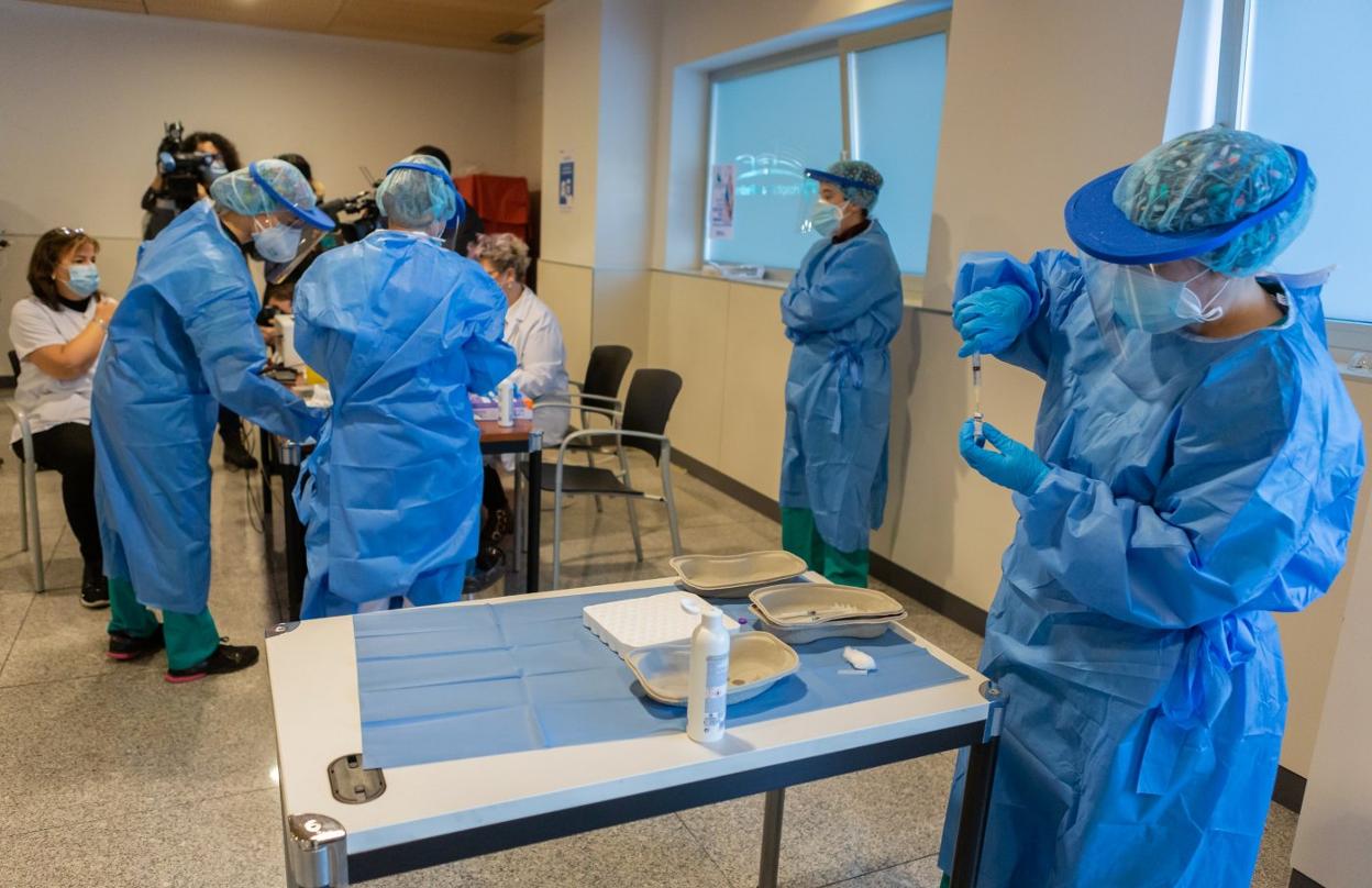 Preparación de las dosis de la vacuna de Pfizer en el hospital San Pedro durante el inicio de la vacunación entre los sanitarios. 