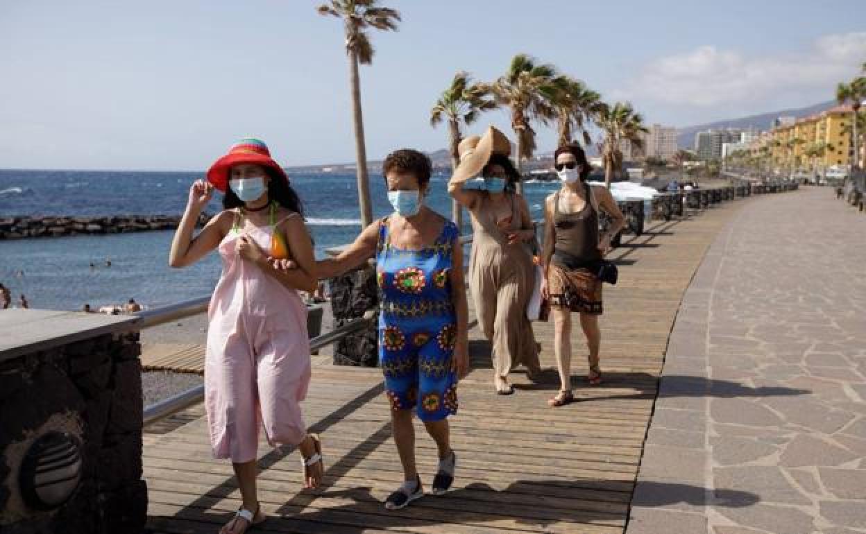 Turistas paseando por Tenerife 