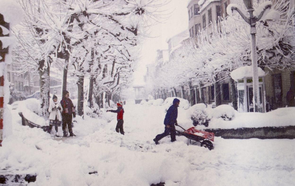 Estampa invernal del paseo del Espolón, aquel año. 