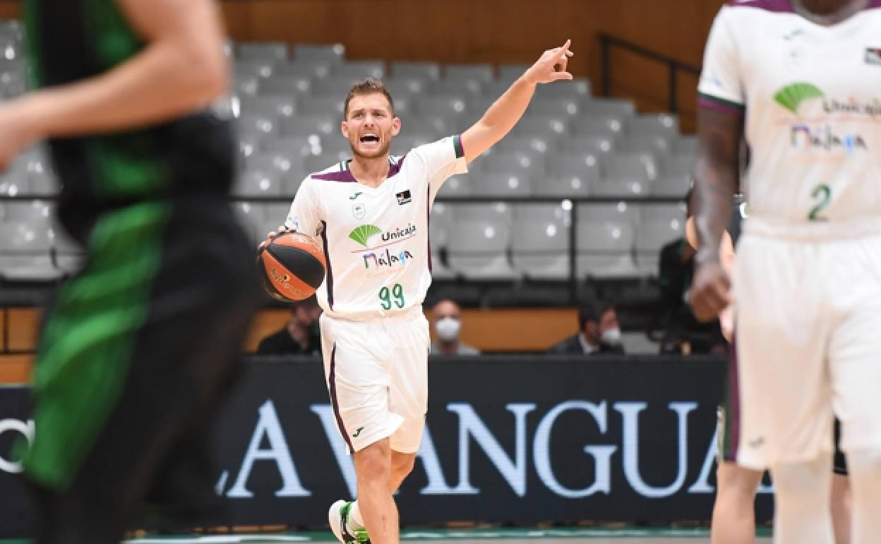 Mekel dirigiendo al equipo con el balón. 