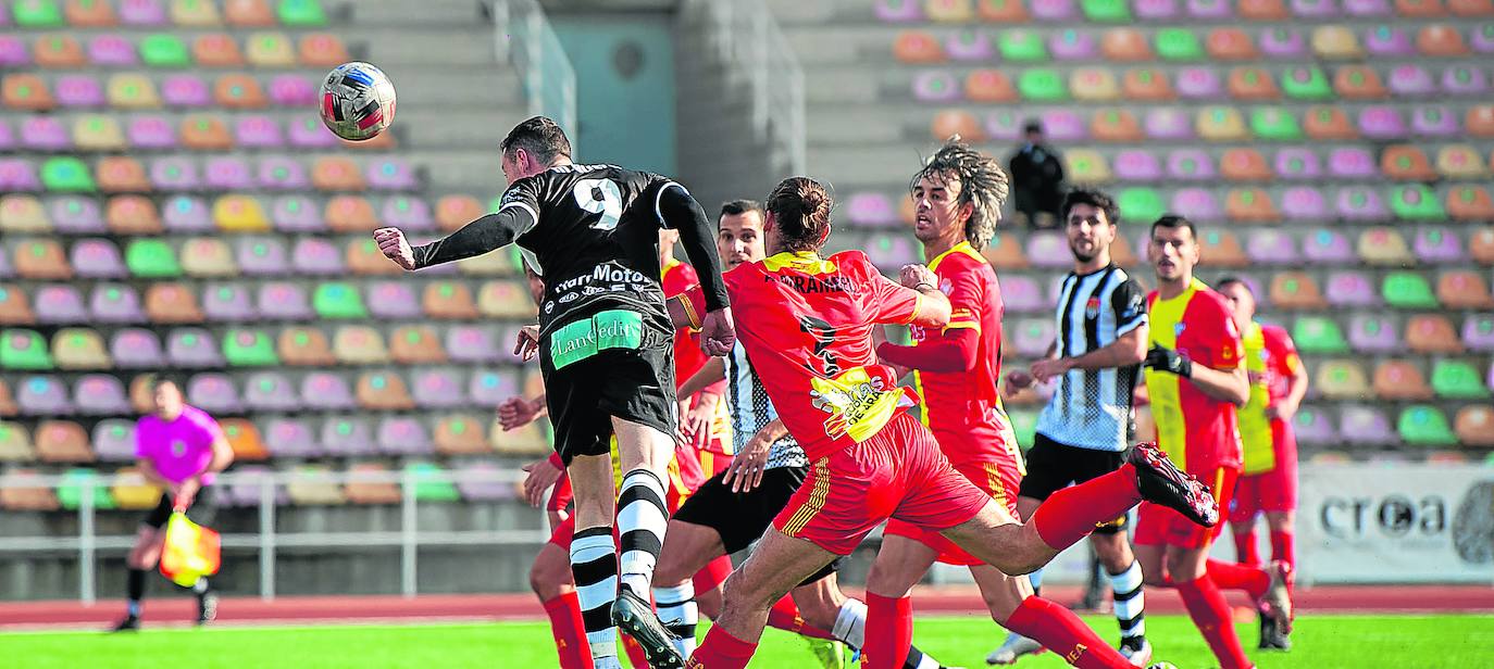 Mikel Bueno cabecea el esférico. 