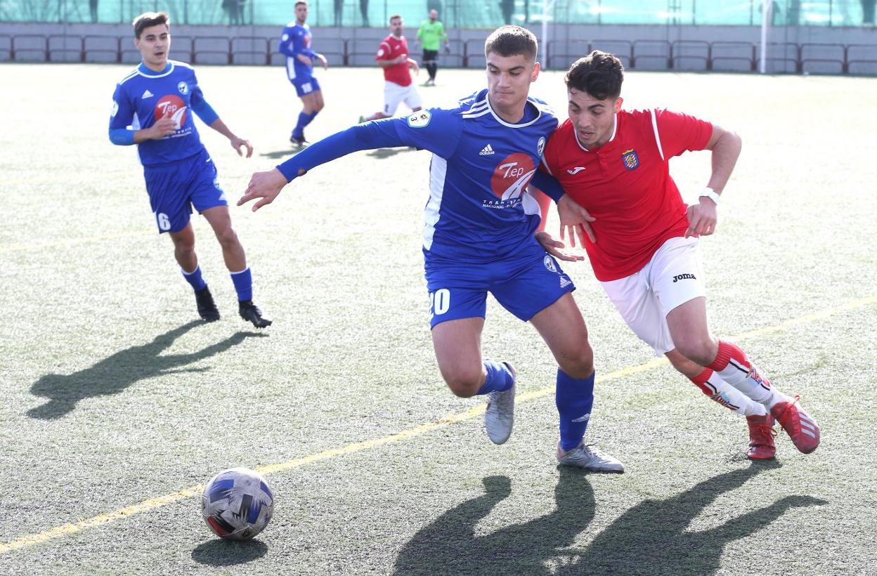 Pelea por el cuero en el partido que enfrentó a Villegas y Comillas. 