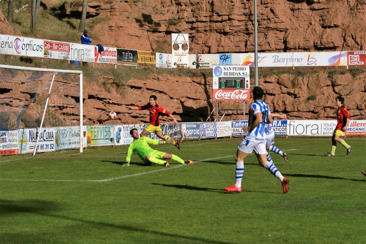 Peso, tapado por su compañero Tamayo, bate al meta Bellido para hacer el 1-0. 