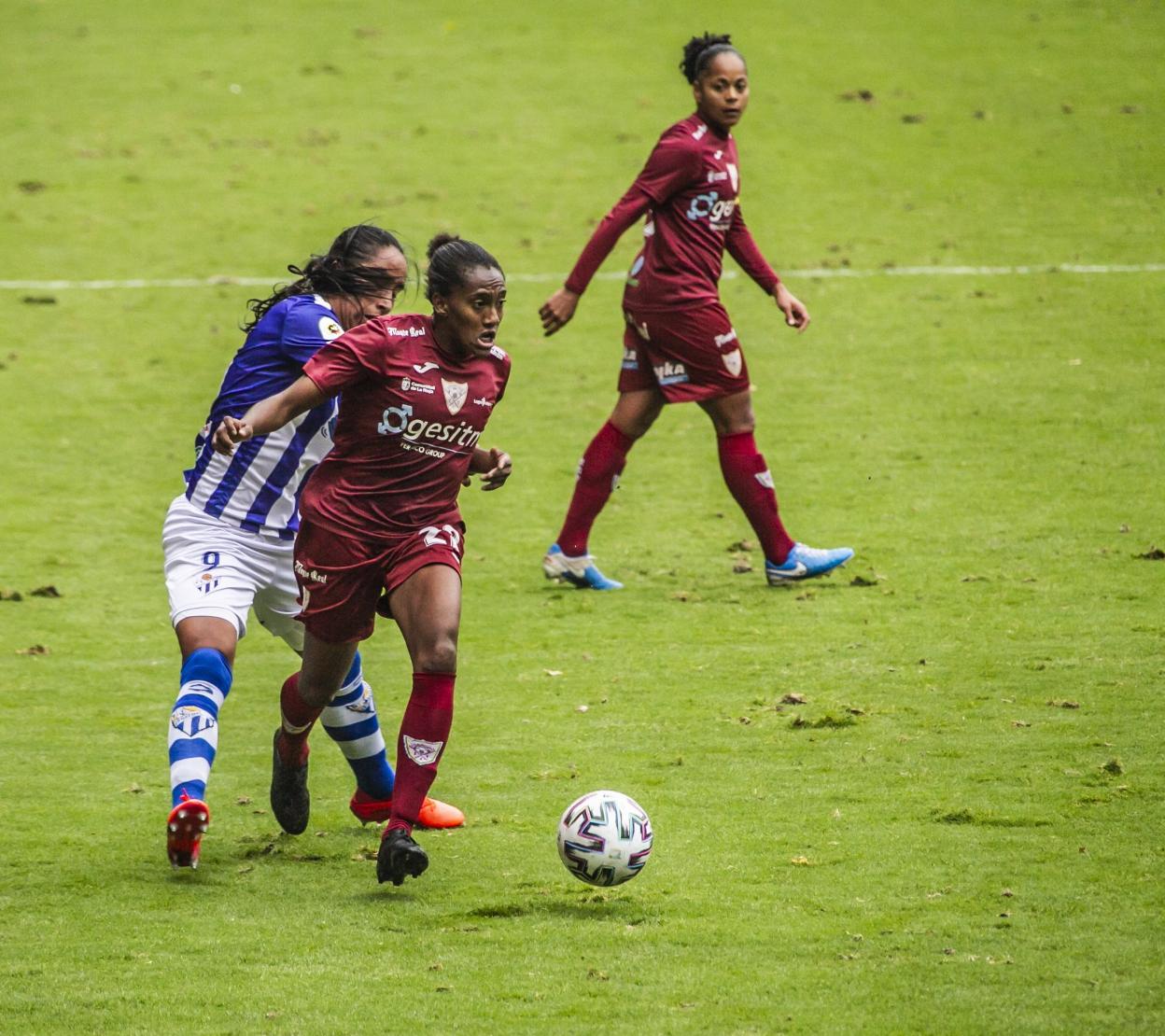 Caracas pelea por hacerse con el balón contra el Sporting de Huelva. 