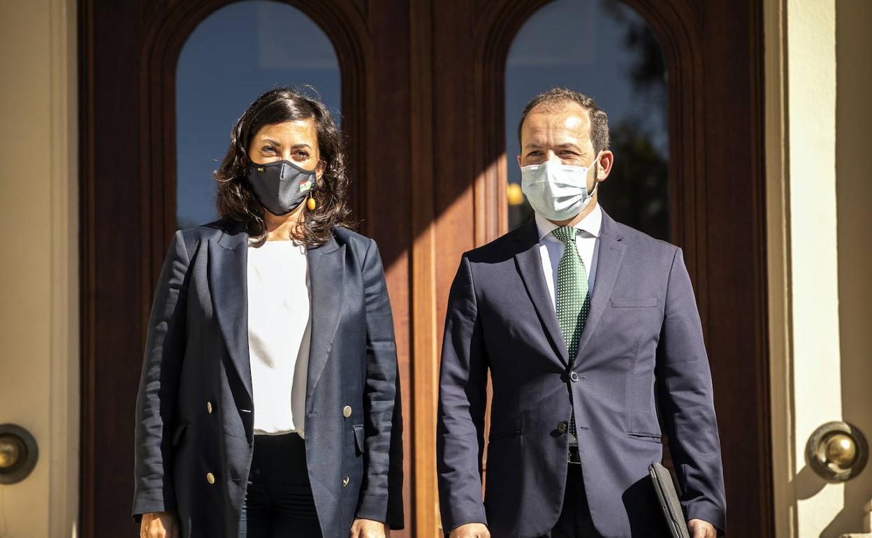 Imagen de archivo de Andreu y Baena tras un encuentro en el Palacete de Gobierno. 