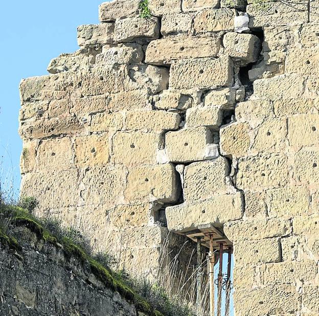 Aspecto ruinoso de otro de los torreones de avenida de Burgos.