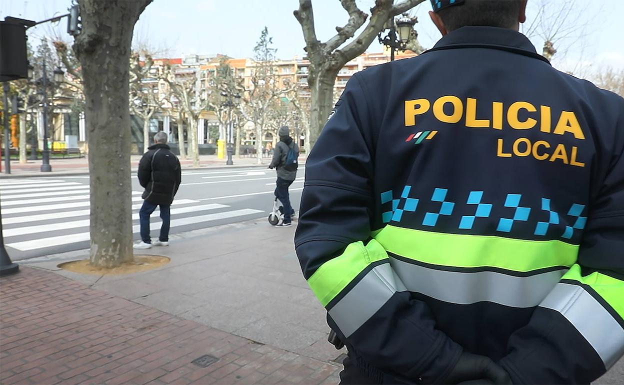 Un agente de la Policía Local, en El Espolón logroñés. 