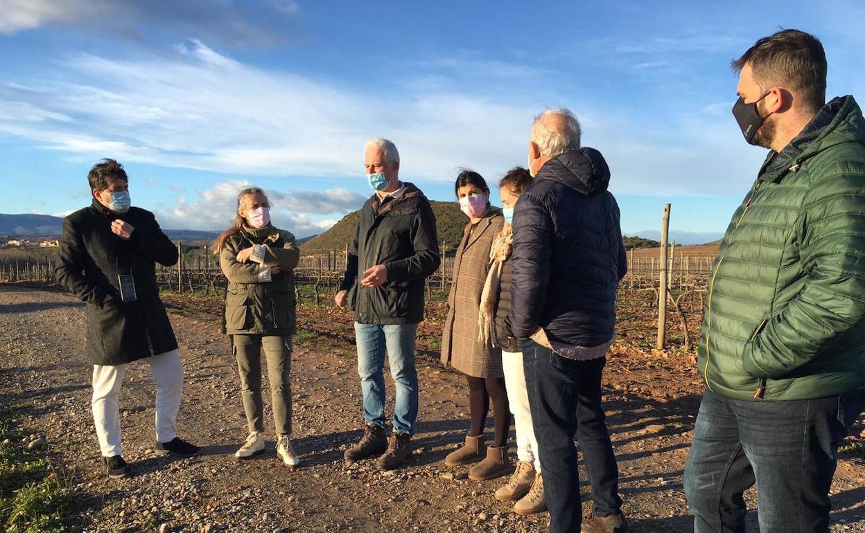 El alcalde de Logroño y concejales visitan de nuevo el Puente Mantible junto a vecinos del Cortijo