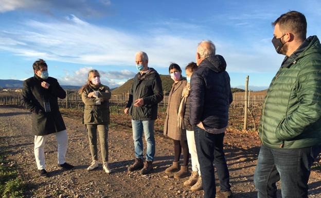 El alcalde de Logroño y concejales visitan de nuevo el Puente Mantible junto a vecinos del Cortijo