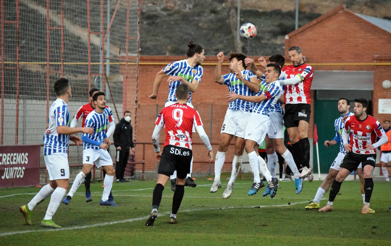 Fotos: Las imágenes de la derrota de la SD Logroñés ante el Izarra