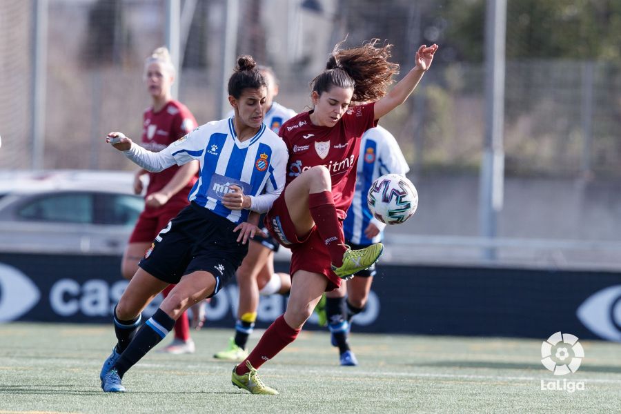 Carol pugna por el esférico con una jugadora del Espanyol. 